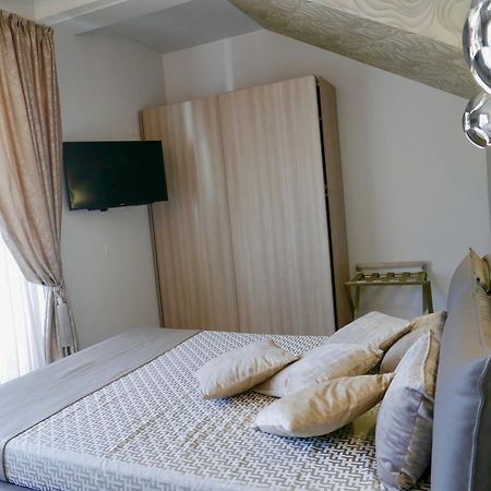 Phoenix Garda Hills Sirmione Esterno foto